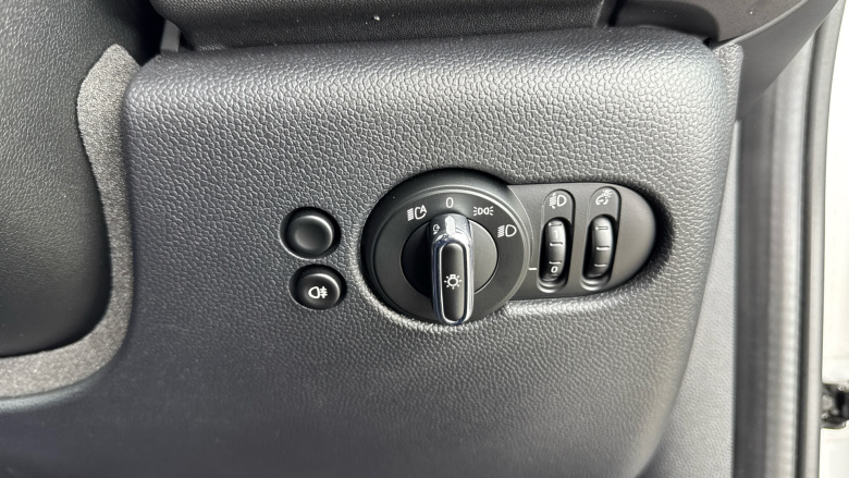 MINI Hatchback 1.5 Cooper Classic 3dr Auto [Comfort/Nav Pack] Petrol Hatchback